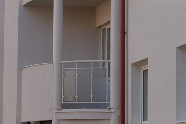 Çağdaş balkon tasarımı hem şık bir korkuluk hem de ona eşlik eden bir duvar yapısını içerir.