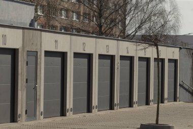 Bir dizi garaj kapısı düzgünce sıraya dizilmiş. Bölgede organize bir görünüm yaratıyor.