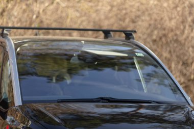 Büyüleyici doğal manzaraya karşı şeffaf bir ön camla sergilenen bir araç çatı rafı.