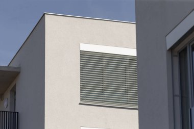 Etkileyici bir bina. Arka planda açık mavi gökyüzüne karşı büyüleyici bir balkon seti var. Davetkar bir atmosfer yaratıyor.