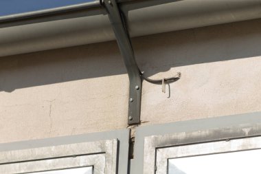 Bir hendek sistemi binanın kenarına dikkatlice bağlanır, verimli su akışını ve yağmur hasarından korunmayı sağlar.