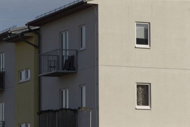 Yan duvarlarından birinde iki penceresi olan bir balkon ve genel estetik görünümünü geliştiren bir yapı.