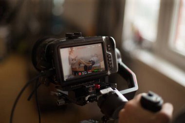 Kamera görüntüleyicisi şu anda bir stüdyo ortamında kaydedilen bir sahneyi açıkça gösteriyor.