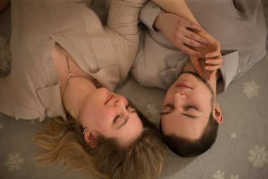 Bir çift, göz kamaştırıcı karlı bir arkaplana karşı samimi ve yakın bir an yaşıyor.