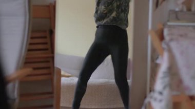 Bir kadın kendini ifade ve kendine güveni yatak odasında dans ederken bulur. Neşeli bir şekilde aynanın önünde hareket eder. Canlı ruhunu yansıtır.