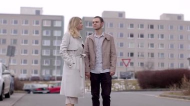 Bir çift şehirde romantik bir gezinti yapar, el ele tutuşur ve kentin coşkusuyla sohbet ederken anlarını paylaşır.