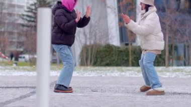 Çocuklar hareketli bir park ortamının keyfini çıkarırken neşeli ve canlı açık hava aktiviteleriyle meşgul olurlar.