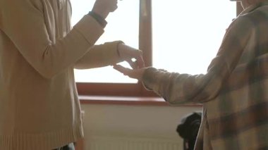 Romantik bir videoda çiftler özel anları paylaşıyor, aşkı ve birlikteliği vurguluyor. Yumuşak doğal ışıkla geliştirilmiş çeşitli ilişkileri sembolize eden, el ele tutuşmanın görüntülerini içerir.