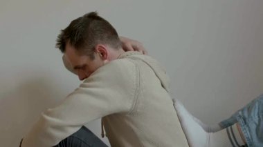 Bu video, beyaz bir arkaplan karşısında başkalarıyla birlikte pozlar veren bir adamı sunum temaları ve hareket yoluyla etkileşim temalarını keşfediyor.
