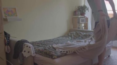 Görsel olarak memnun edici bir yatak odası rahat bir yatak odası, yemyeşil bir bitki ve davetkar bir his için düzenlenmiş bir dekor.