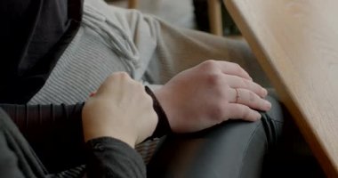 Arka plan sahnesinde, bir masanın üzerinde nazikçe dinlenen çiftlerin detaylı bir yakın çekimi.