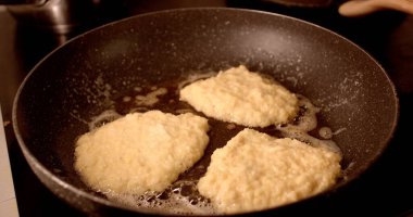 Lezzetli patatesli gözlemeler tavada kızartılıyor. Karmaşık pişirme tekniklerini ve bu sevgili yemeğin dayanılmaz dokusunu sergiliyorlar. Her yemek için mükemmel.