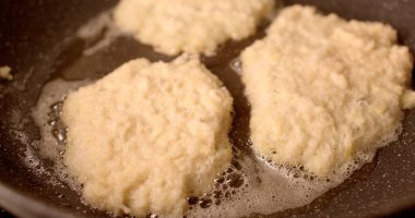 Hamur köfteleri tavada bol miktarda tereyağı pişirip cızırdıyor, lezzetli bir şekilde pişirdikçe daha görünür hale gelen altın rengi kahverengi bir doku yaratıyorlar.