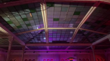 Tavanda göz kamaştırıcı vitray paneller var. Çevredeki arka plan ışıklarıyla güzelce aydınlatılıyor.