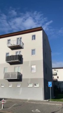 Balkonları ve park alanı olan, açık gökyüzünün altında ve güzel havanın altında büyüleyici bir apartman dairesi.
