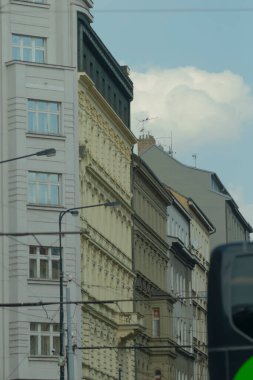 Ufuk çizgisine karşı belirgin bir şekilde yüksek binalar sergilenirken, ön planda bağlam için bir trafik lambası yerleştirildi