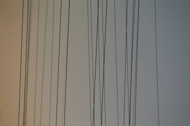 Yüzeyinde çeşitli çizgiler ve işaretler barındıran bir duvarın detaylı bir yakın görüntüsü ilgi çekici bir şablon yaratıyor.