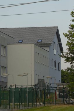 Söz konusu yapı mavi ve beyaz renklerle boyanmış, cazibesini artıran şık gri bir çatı ile tamamlanmış.