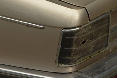 Bu, arabanın arka lambasını gösteren detaylı bir yakın çekim görüntüsü. Ne yazık ki içinde bazı temel bileşenleri ortaya çıkaran bir delik var.