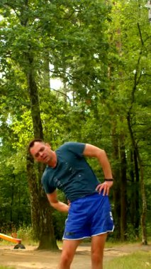 Mavi gömlekli ve şortlu bir adam yemyeşil bir ormanda güvenle duruyor. Etrafını inceliyor. Huzurlu yeşillikler arasında macerayı somutlaştırıyor.