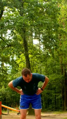 Bu motivasyon videosu bir adamın parkta egzersiz yapmasını içeriyor, şınav çekerek başlıyor, sonra spor, spor ve doğa uyumu vurguluyor.