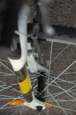 Bu, yüzeyinde belirgin bir şekilde detaylarını ve tasarımlarını gösteren sarı bir şerit bulunan bisiklet tekerleğinin yakın bir görüntüsü.