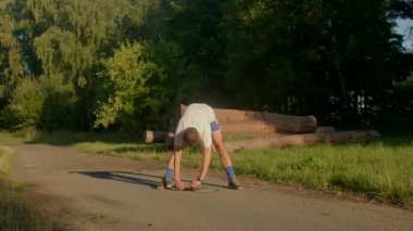 Bu videoda, esneme hareketleriyle başlayan ve sonra resimli yollarda kayan bir adamın neşeli bir gencin eşlik ettiği açık havada sergileniyor.