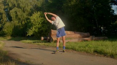 Doğadaki özgürlük ve neşe yolculuğunu takip et. Kütüklerde paten kaymaktan parkta paten kaymaya kadar her hareketi ve güzelliği kucaklıyor.