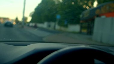 Büyüleyici bir günbatımı yolculuğunun tadını çıkar, ön camdan sıcak bir parıltı yansıt. Manzaralı yollarda ve şehir sokaklarında seyahat, macera ve gezginlik çağrıştırıyor.