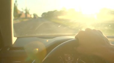 Gün batımında manzaralı bir kır yolunda araba süren biri gibi bir yolculuk başlar. Ilık güneş ışığı içinde parlıyor, huzuru ve özgürlüğü çağrıştırıyor.