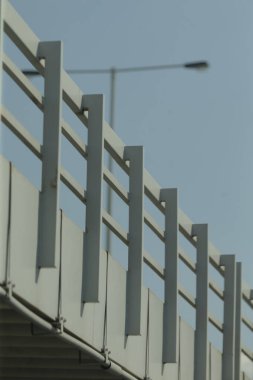 Bu resim, arka planda canlı mavi bir gökyüzüne karşı güzelce çerçevelenmiş çarpıcı bir köprünün etkileyici yapısını vurgulayan yakın plan görüntüsünü içeriyor.