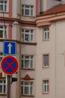 Belirli bir binanın önünde park yasağı olduğunu açıkça belirten bir park levhası yok.