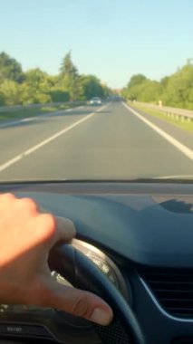 Bu videoda, bir sürücü açık yoldaki heyecanı vurgularken kontrol ve rahatlığı gösteren manzaralı bir otoyolda geziniyor.