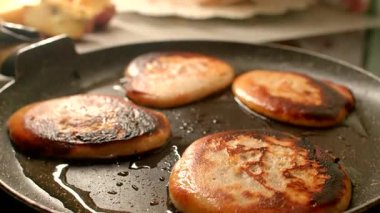 Bu video, sıcak bir mutfakta dört leziz krep pişirme sürecini gözler önüne seriyor.