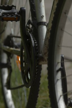 Burada pedallarla birlikte detaylı bir bisiklet tekerleği görüntüsü var. Karmaşık tasarım ve mekaniği gösteriyor.