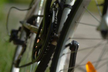 Bu resim parlak sarı çamurluğu ve parlak dizaynını ve bileşenlerini vurgulayan bir bisikletin detaylı yakın çekim görüntüsünü gösterir.