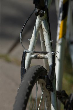Burada bir bisikletin belirgin siyah lastiğini gösteren detaylı bir yakın çekim görüntüsü var, onu benzersiz yapan çeşitli bileşenleri vurguluyor.