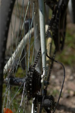 Düzgün işlev ve performans için ona karmaşık bir şekilde bağlı bir zincir içeren bisiklet tekerleğini gösteren detaylı bir yakın çekim görüntüsü