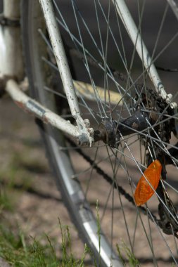 Bu, gece sürüşlerinde güvenliği artıran yansıtıcıya sahip bir bisiklet tekerleğinin yakın plan görüntüsü.