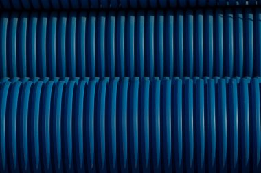 Bu mavi bir borunun detaylı bir yakın çekim görüntüsü. İlginç çizgili bir desen içeriyor. Görsel cazibesini arttırıyor.