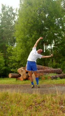 Ormanda, bir adam ip atlıyor, atletizm ve zindelik sergiliyor. Bir tarlada güven içinde, kollarını zaferle kaldırarak bitiriyor.