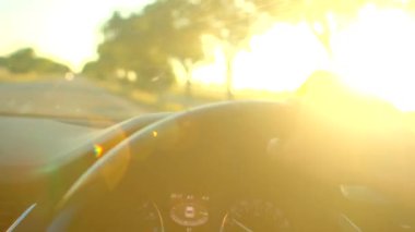 Huzurlu bir yolculuk, gün batımının sıcacık parıltısıyla yıkanan ve güzelliği ve sükuneti ön plana çıkaran resmedilmeye değer bir kır yolunda araba kullanan bir insan gibi başlar.