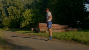 Bu video aktif bir yaşam tarzını gösteriyor. Onu ormanda koşarken, ip atlarken ve doğanın tadını çıkarırken gösteriyor.