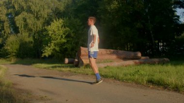 Huzurlu ormanda yolculuk eden bir adam yürürken açılır ve neşeyle koşar. Daha sonra, bir olta kamışı ile, su kenarında rahatlatıcı bir gün olduğunu ima eder.