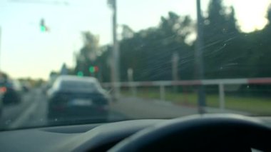 Bu videoda bir sürücünün otobanda güvenle dolaştığı, odaklanmalarını ve kararlılıklarını vurguladığı, macera ruhunu somutlaştırdığı görülüyor.