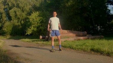 Bu enerjik video, manzaralı bir parkta paten kayan bir adamı gösteriyor. Doğanın güzelliğinden zevk aldığı gibi neşesi ve özgürlüğü de ele geçirildi.