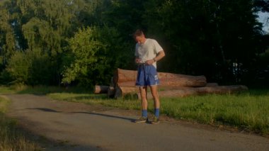 Bu video genç bir adamın yemyeşil ormanlarda bir yolculuğa çıkışını, dolambaçlı yollarda koşuşunu ve ip atlayarak çevikliğini gösteriyor.