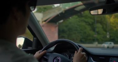 Manzaralı bir yolda yolculuk yapan bir adam, hayat dolu bir otoyolda kendinden emin bir kadınla zıtlaşır. Heyecan ve araba kullanma özgürlüğünü kutlar.