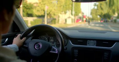 Bu video, iki şoför vasıtasıyla şehir hayatının hareketini gösteriyor. Manzaralı bir yolda bir adam ve hareketli bir şehirde bir kadın günlük yolculukları yansıtıyor.