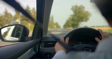 Videoda, benzin istasyonunda başlayan, arabasına yakıt dolduran, telefonunu kullanan ve manzaranın tadını çıkaran bir adam görülüyor.